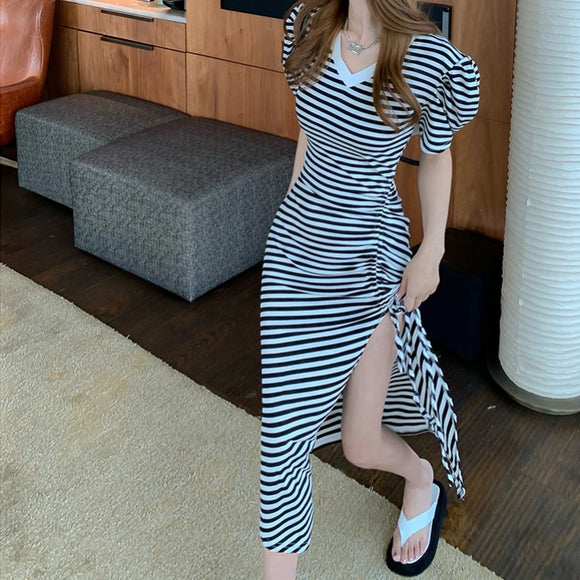 夏季小心機開叉抽繩泡泡袖修身包臀裙中長款條紋洋裝女